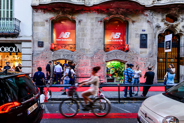 New Balance releva a Custo Barcelona con un 'flagship' en el corazón de  Bilbao y alcanza las cinco tiendas en España | Modaes.es