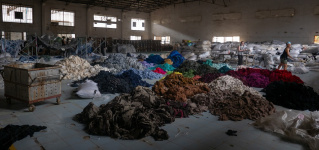 La puerta trasera de la moda: mil millones de ropa usada y un millón de basura textil