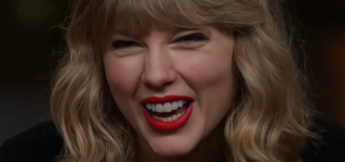 Taylor Swift y la bufanda roja más buscada