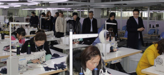 Un proveedor chino de Uniqlo y H&M abre en Cataluña su primera fábrica en Europa