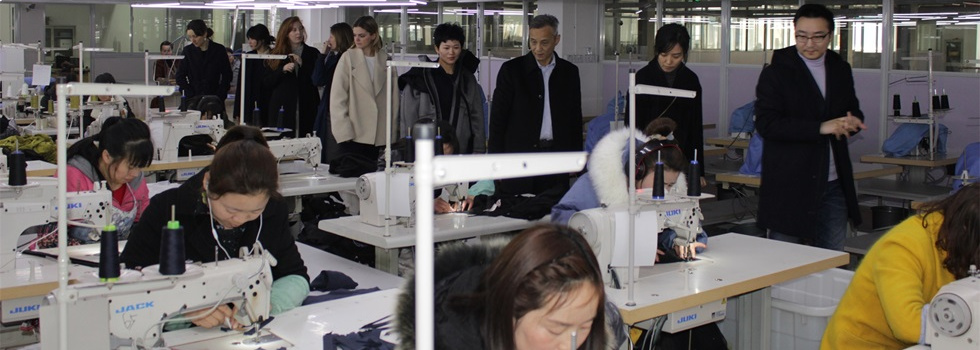 Un proveedor chino de Uniqlo y H&M abre en Cataluña su primera fábrica en Europa