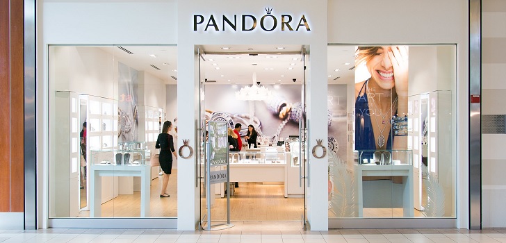 Pandora sigue los pasos del lujo y baja sus precios en China