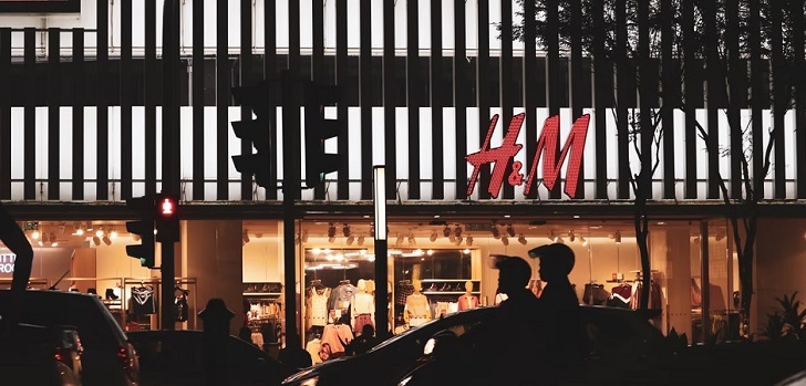 H&M cierra su tienda en los Campos Elíseos y suspende su única planta logística en Francia 