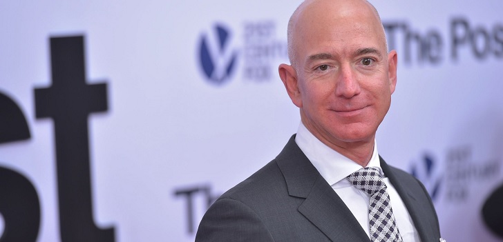 El fundador de Amazon aviva la guerra con Walmart apuntando al salario mínimo