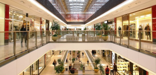 La afluencia a los centros comerciales modera la caída y retrocede un 20,4%