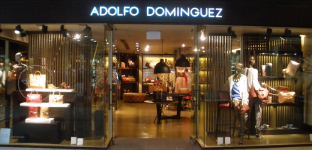 Adolfo Domínguez cierra su ‘flagship’ en Santiago tras vender el inmueble