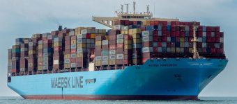 Más tensión en el mar Rojo: Maersk suspende el tránsito por Suez y los costes se disparan