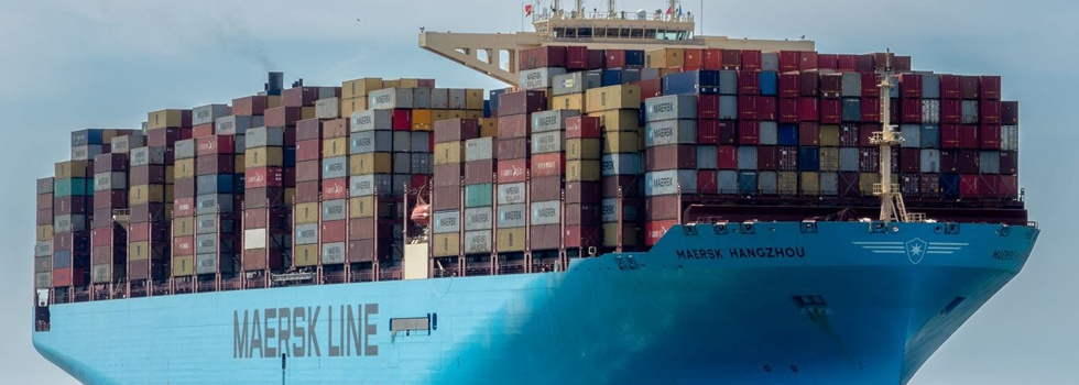 Más tensión en el mar Rojo: Maersk suspende el tránsito por Suez y los costes se disparan